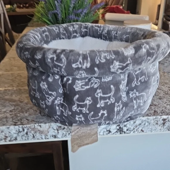 Cupcakes & Cashmere Gray Patterned Pet Bed - Picture 5 of 12